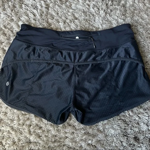 GUC lululemon run shorts sz 6 - Picture 2 of 3